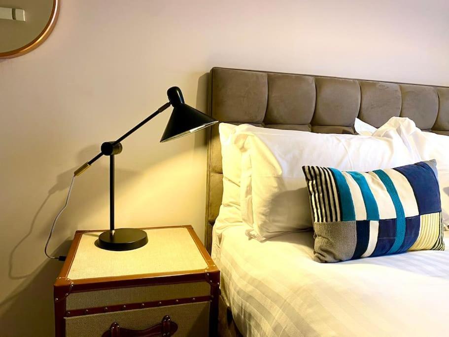 Quayside Haven: Stylish 2-bedroom Near Quay
